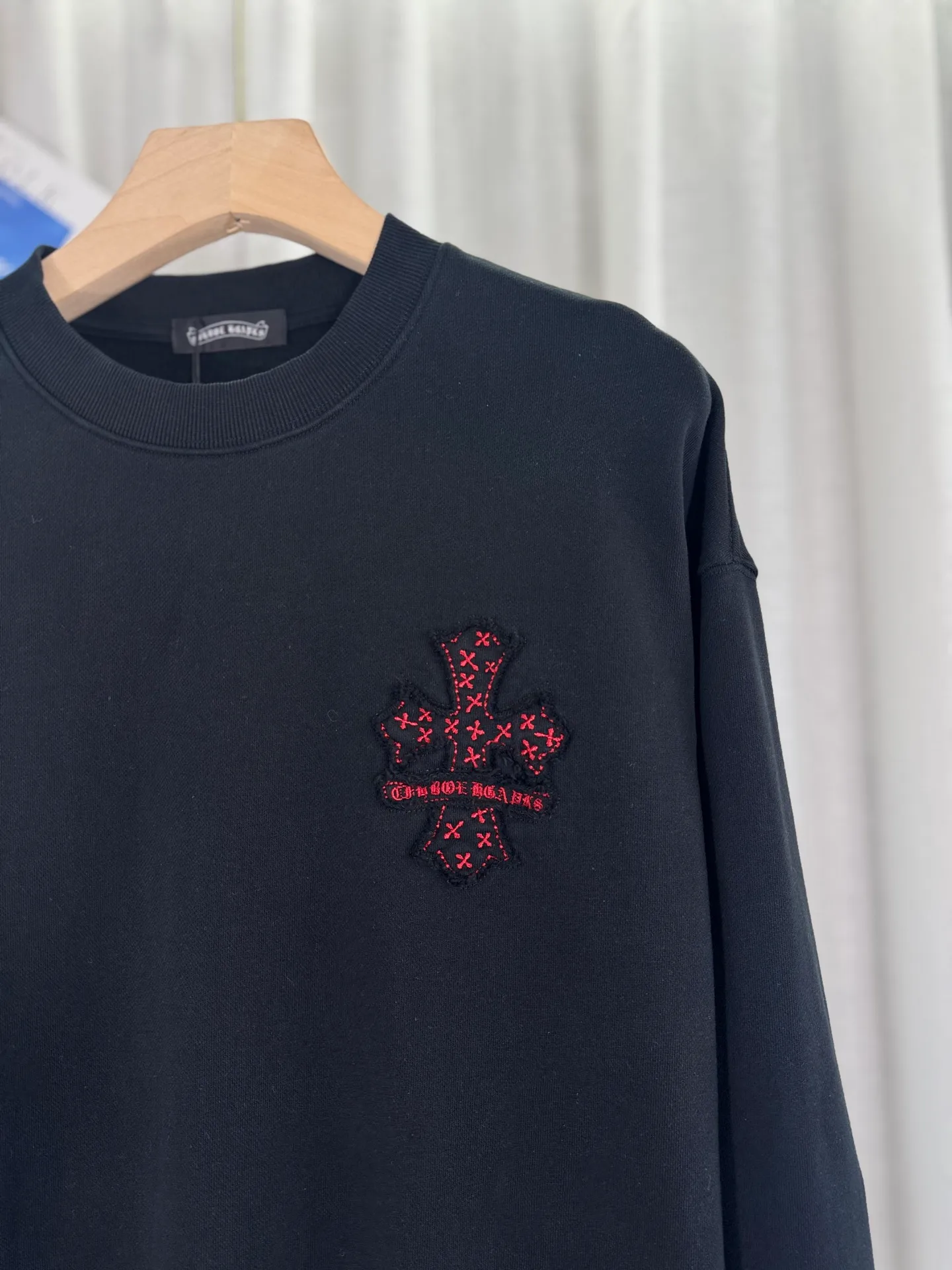 P260 top version, real shot without P, ​​different from market currency) 𝗖𝗵𝗿𝗼𝗺𝗲 𝗛𝗲𝗮𝗿𝘁𝘀/Cro Heart 2025 patch embroidery autumn and winter new original single counter American laser burnt 3D three-dimensional color embroidery couple casual sweatshirt 👑The highest version! Customized fabric 400g tripe terry fabric! American acid-washed and distressed original fabric laser burnt ✟appliqué embroidery and exquisite embroidery of letters! The best-selling model in the counter, very comfortable to wear. Accessories: original molded and authenticated collar label➕100% silk wash label. Genuine purchase-grade original hangtag��matching hanging rope➕3D hanging beads➕original packaging bag. Craftsmanship: The original version has consistent wiring! The highest version of the armhole matching technique! Color: White Black Size: S M L XL Style Number: 25-316